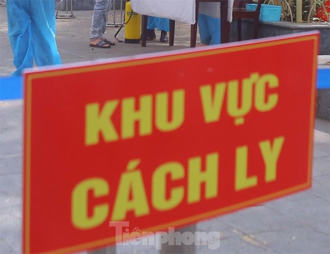 Từ 6h đến 7h30 ngày 4/8/2021 tại cửa hàng tạp hóa 51/58 Đào Tấn, quận Ba Đình.