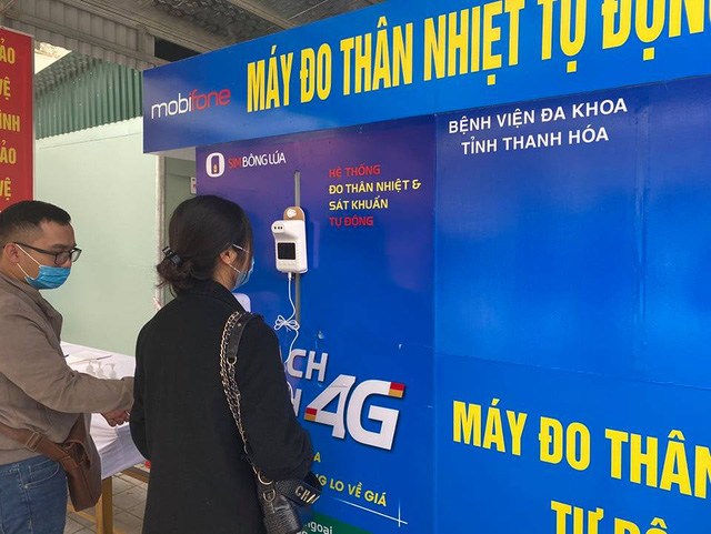 Bệnh nhân khai báo y tế, kiểm tra thân nhiệt trước khi vào bệnh viện