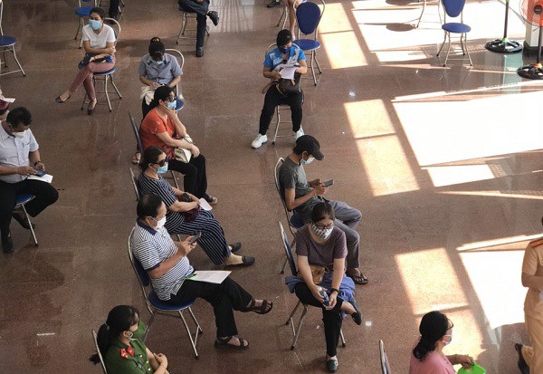 Người dân chờ tiêm vaccin tại điểm tiêm Kho bạc Nhà nước cũ
