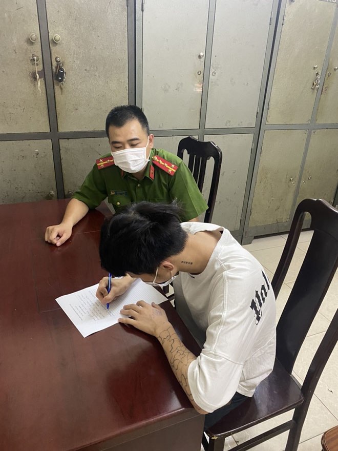H.B.L nhận thức hành vi sai phạm tại trụ sở cơ quan chức năng.