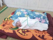 Tin tức - Nghẹn ngào 3 nhân viên y tế ngất xỉu sau khi đỡ đẻ cho sản phụ nhiễm COVID-19