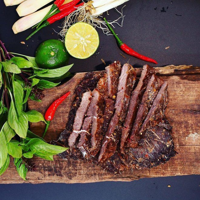 Muối kiến vàng là gia vị không thể thiếu của món bò một nắng.