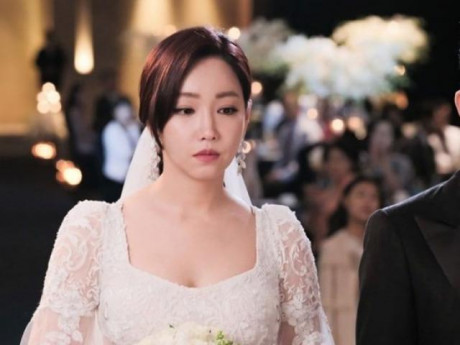 Ngày cưới, mẹ chồng trao vàng, thì thầm bên tai một câu khiến tôi muốn bỏ chạy