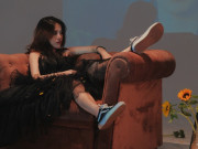 Nhạc - Lần đầu thấy Phùng Khánh Linh trong tạo hình mắt khói, sơn móng tay đen