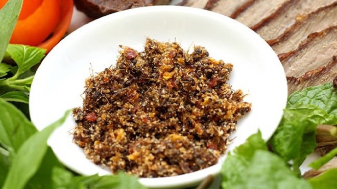 Muối kiến vàng có vị chua chua, béo béo, mặn cay.