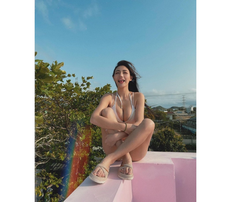 Trên trang cá nhân của Chen Wei, cô nàng thường xuyên khiến dân tình phát sốt với những màn diện bikini táo bạo, khoe trọn thân hình bốc lửa.
