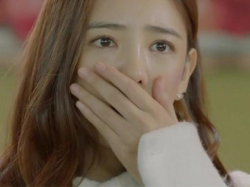 Nửa đêm thấy chồng khóc rưng rức trong phòng làm việc, nhìn lên màn hình tôi sững người