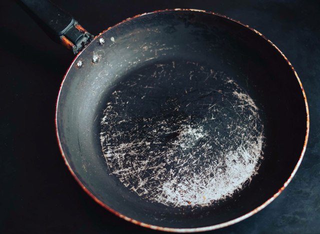 8 sai lầm khi nấu nướng khiến chảo chống dính nhanh bị vứt đi, lãng phí cả đống tiền - 1