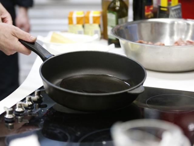 8 sai lầm khi nấu nướng khiến chảo chống dính nhanh bị vứt đi, lãng phí cả đống tiền