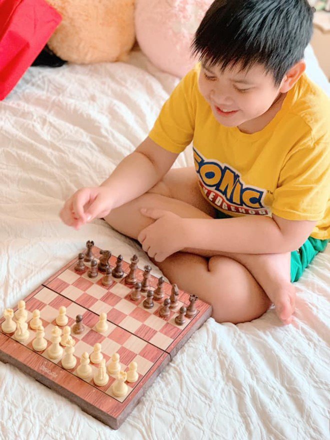 Cậu bé trông khôi ngô, thông minh.