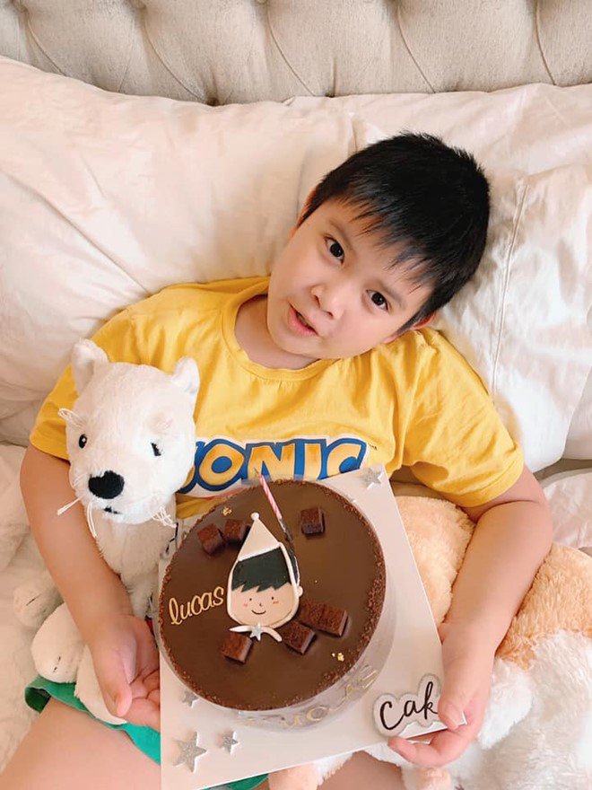 Cậu bé trông lớn, chững chạc hơn nhiều.