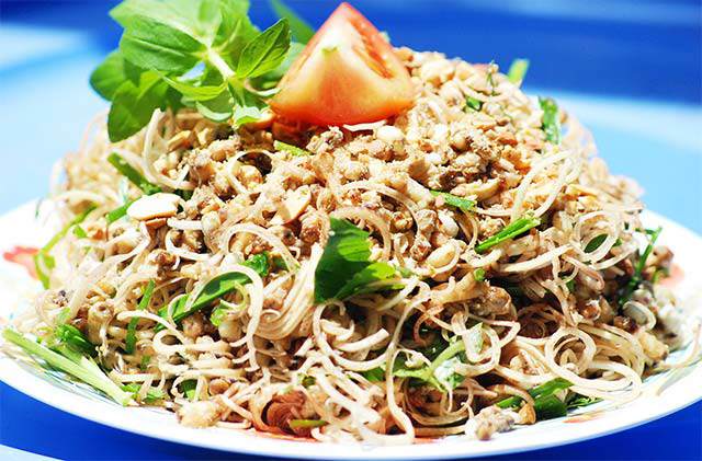 Gỏi nhộng ong chính là đặc sản trứ danh Cà Mau.