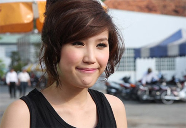 Chiếc cằm của Bảo Thy nhiều lần bị phát hiện nổi vành trông như miếng độn cằm.