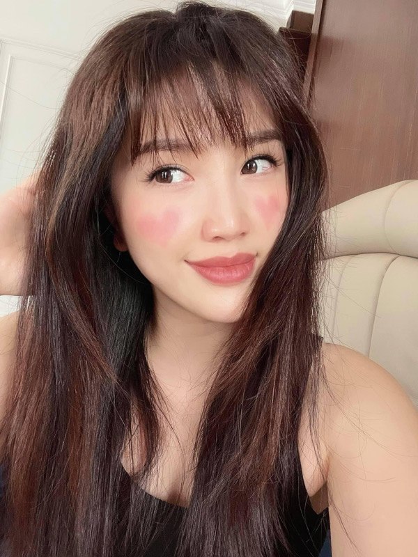 Cô sở hữu chiếc cằm đạt tỷ lệ vàng làm cho gương mặt trở nên thời thượng và thanh thoát hơn.