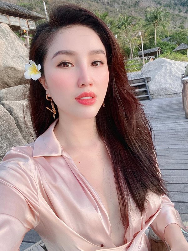 Vẻ xinh đẹp hiện tại của ca sĩ Bảo Thy được nhiều người yêu mến khen ngợi nhưng cũng gặp phải không tranh cãi cũng vì chiếc cằm thị phi.
