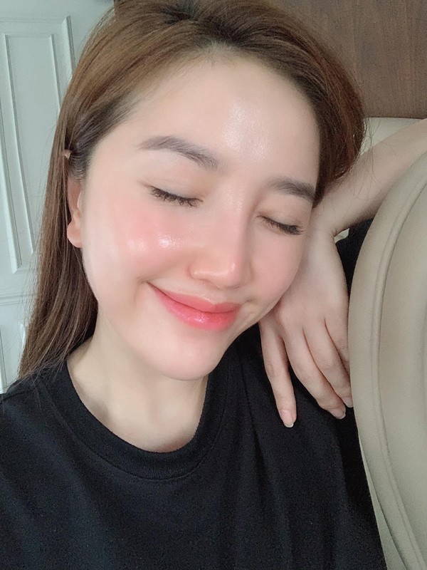 Không cần phải trang điểm quá nhiều, công chúa bong bóng vẫn xinh đẹp không tỳ vết, khó tìm ra được khuyết điểm gương mặt.