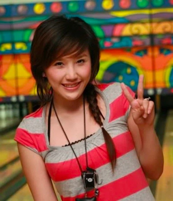 Trường hợp của Bảo Thy còn được lý giải là do dị tật bẩm sinh, từ lúc nhỏ đã có. Mỗi khi người đẹp cười nói đều có vết lồi cao, đó là nguyên do cộng đồng mạng cho là cô độn cằm.