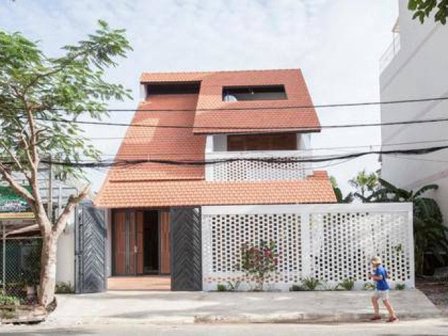 Dùng mái ngói làm mặt tiền giúp ngôi nhà vừa tránh nóng lại nổi bật