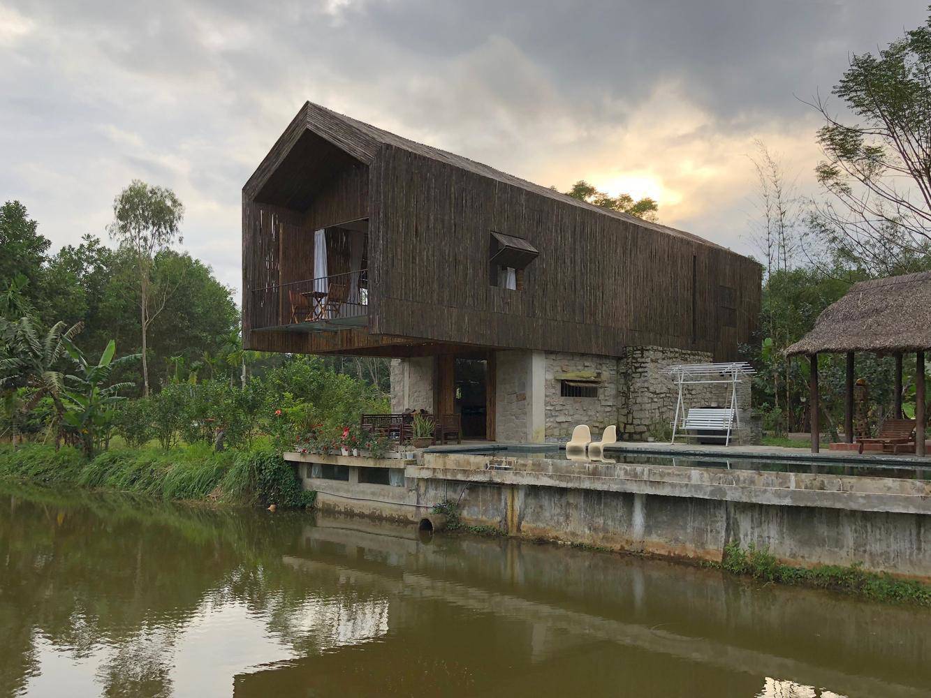Không có điều hòa, nhà bên hồ ở Đà Nẵng vẫn mát mẻ nhờ lớp vỏ bằng tre - 1