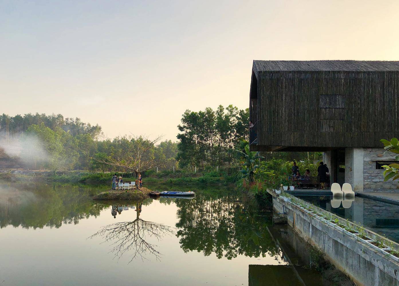 Không có điều hòa, nhà bên hồ ở Đà Nẵng vẫn mát mẻ nhờ lớp vỏ bằng tre - 10