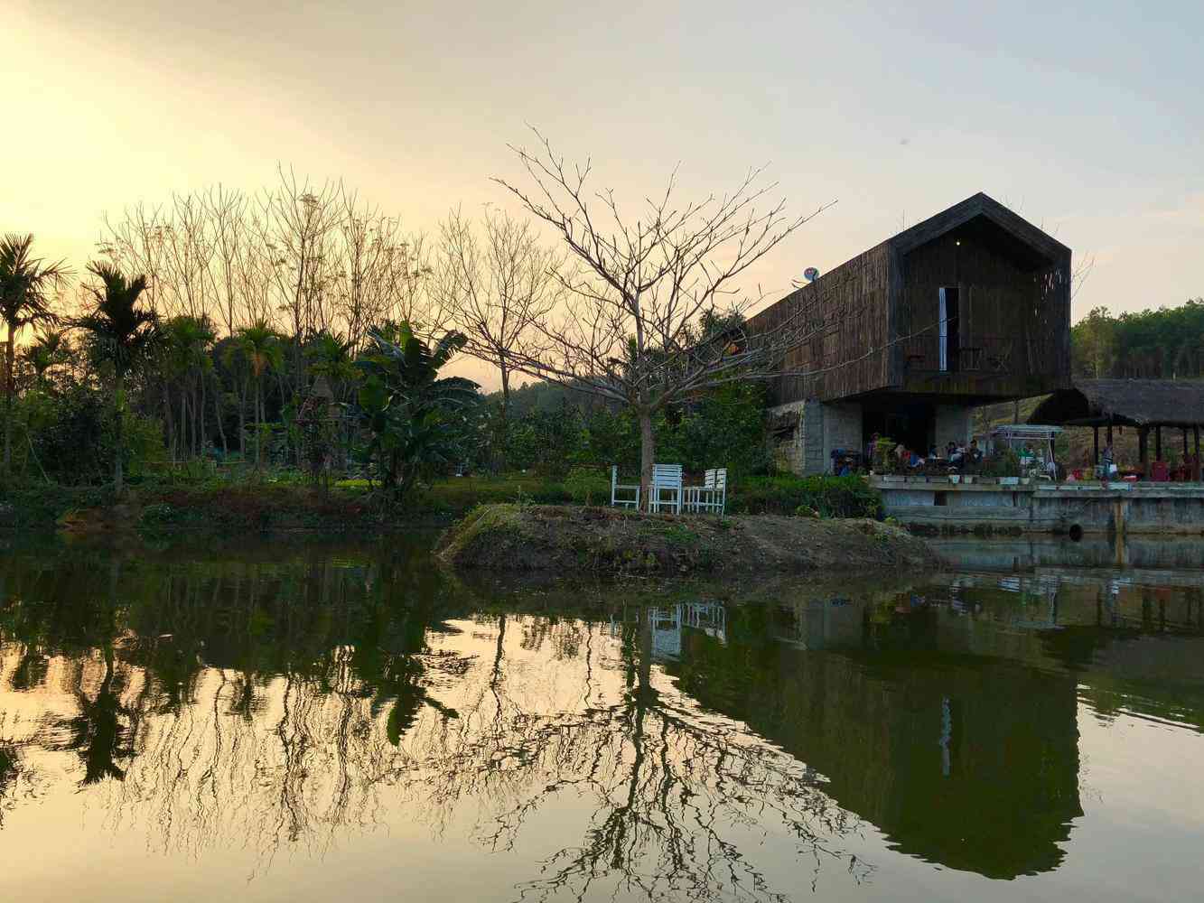 Không có điều hòa, nhà bên hồ ở Đà Nẵng vẫn mát mẻ nhờ lớp vỏ bằng tre - 23