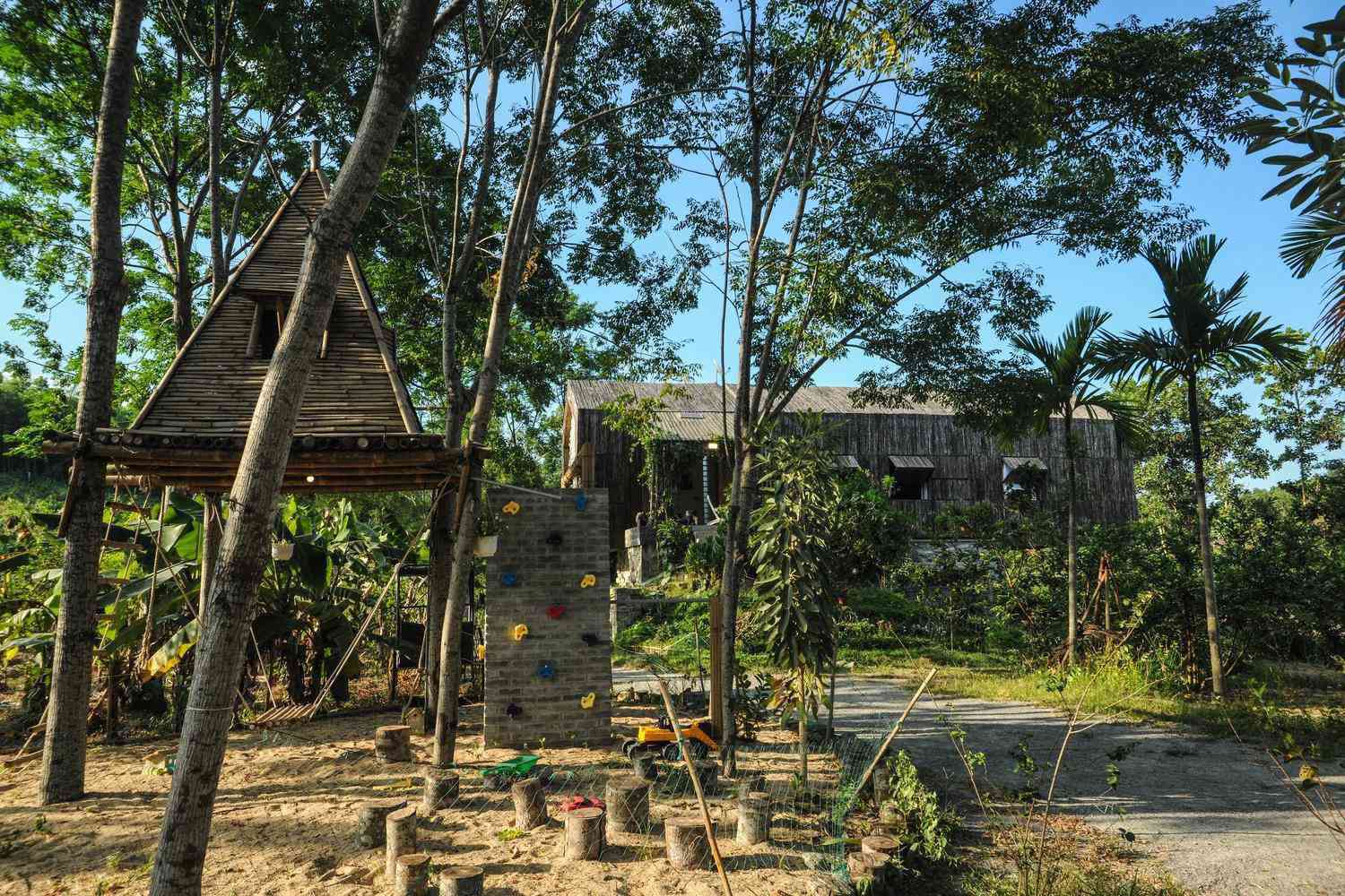 Không có điều hòa, nhà bên hồ ở Đà Nẵng vẫn mát mẻ nhờ lớp vỏ bằng tre - 21