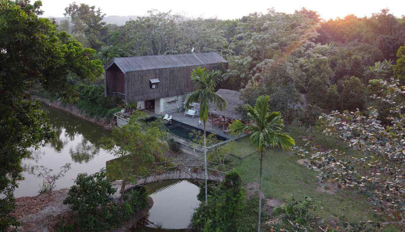 Không có điều hòa, nhà bên hồ ở Đà Nẵng vẫn mát mẻ nhờ lớp vỏ bằng tre - 24