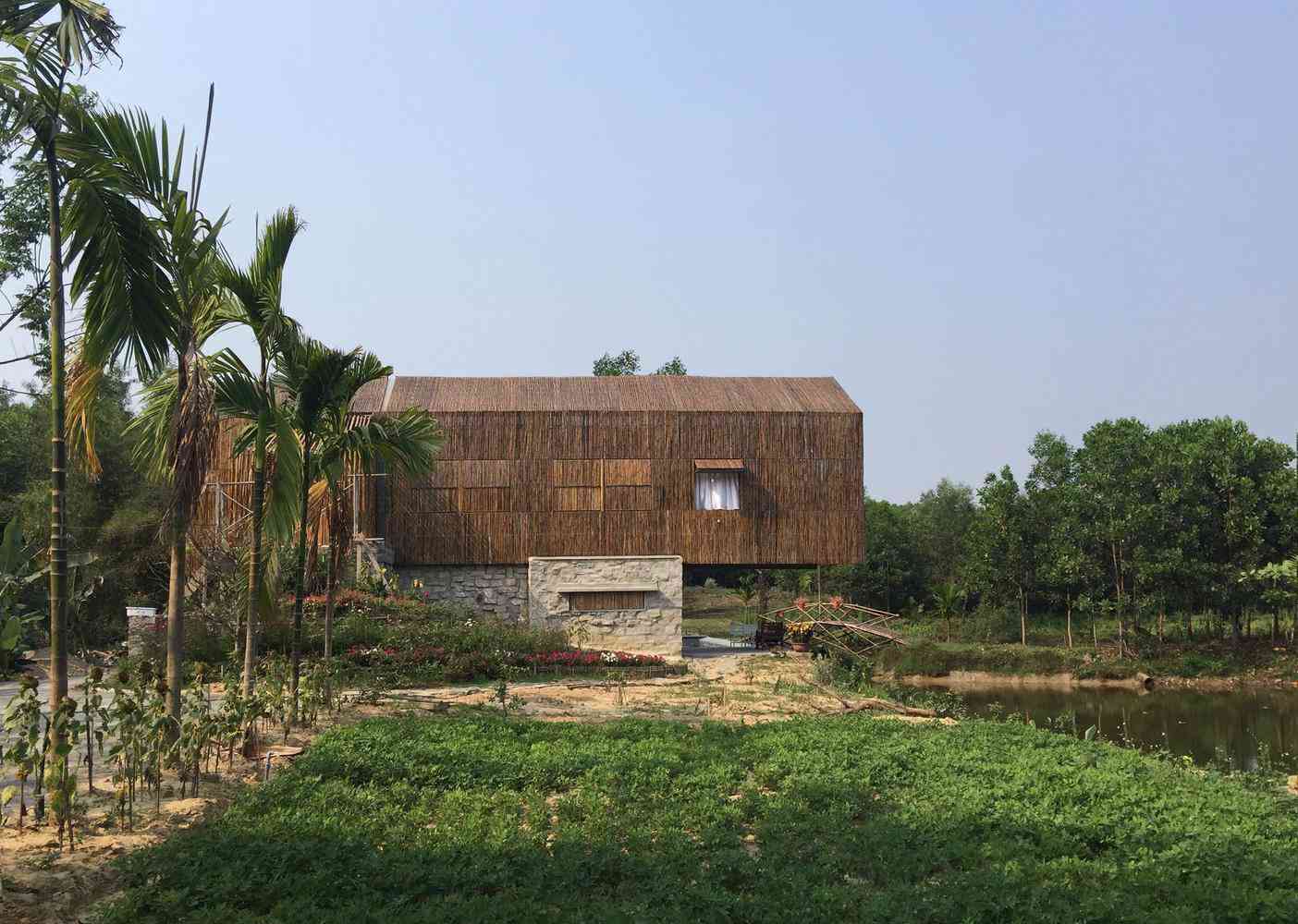 Không có điều hòa, nhà bên hồ ở Đà Nẵng vẫn mát mẻ nhờ lớp vỏ bằng tre - 26
