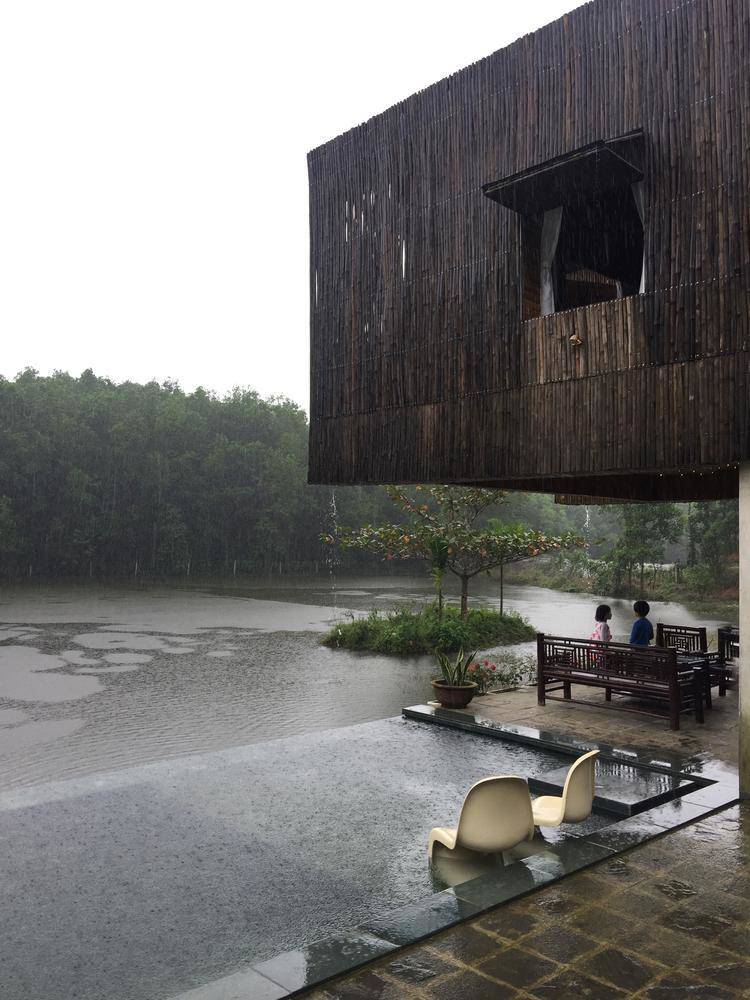 Không có điều hòa, nhà bên hồ ở Đà Nẵng vẫn mát mẻ nhờ lớp vỏ bằng tre - 27