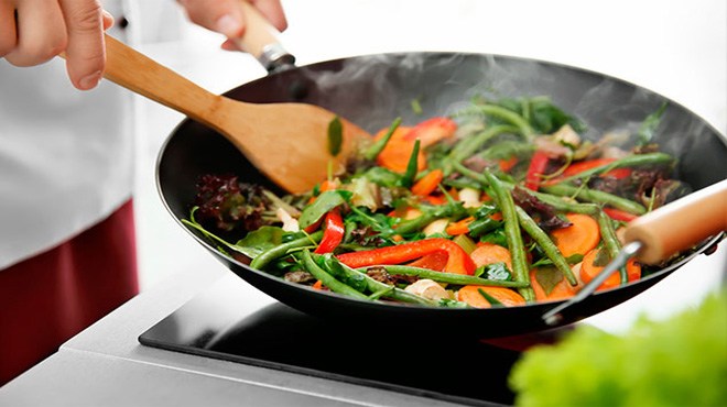 5 thói quen khi vào bếp tưởng tiện lợi nhưng lại làm hỏng vị món ăn, gây hại sức khỏe - 3