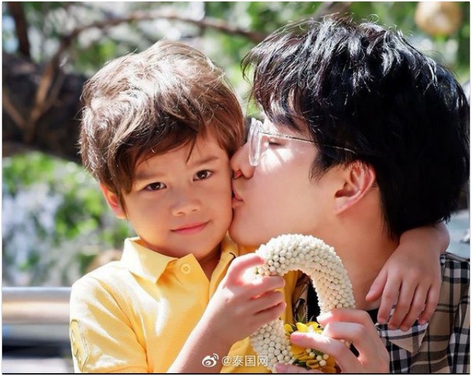 Chấp nhận bị mang tiếng, Mike dành thời gian chăm con.