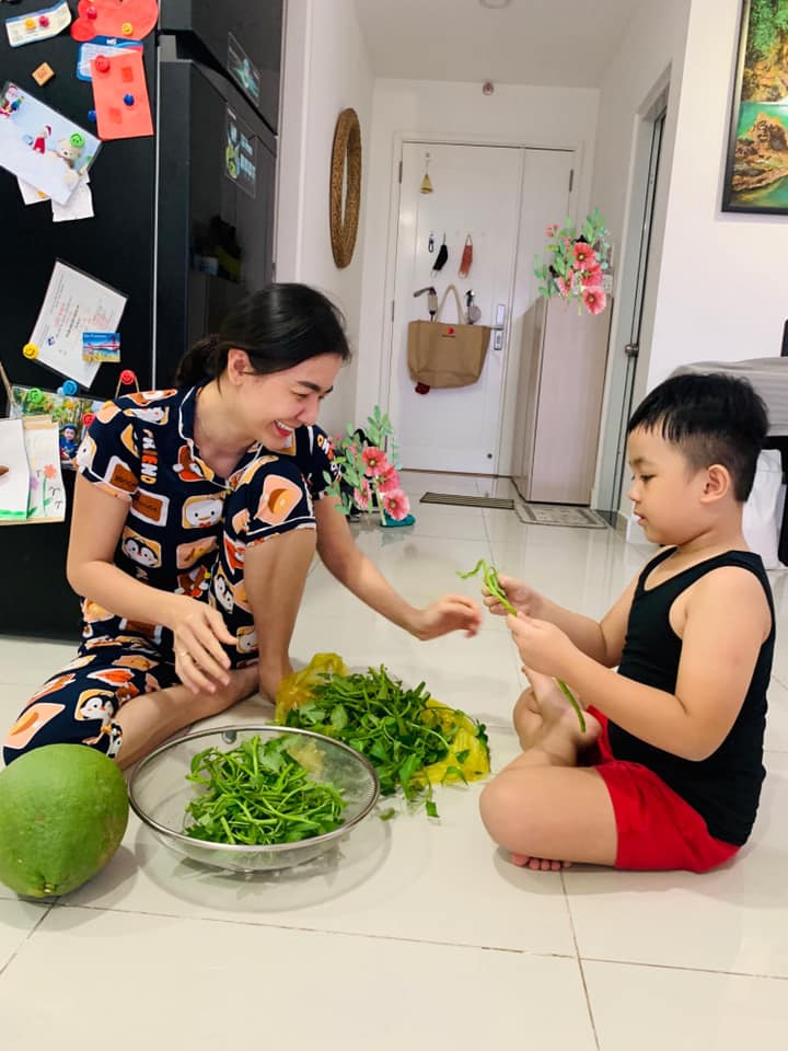 Cặp sao Việt nổi tiếng gửi con ở nhà để đi hỗ trợ ở tâm dịch TP.HCM - 7