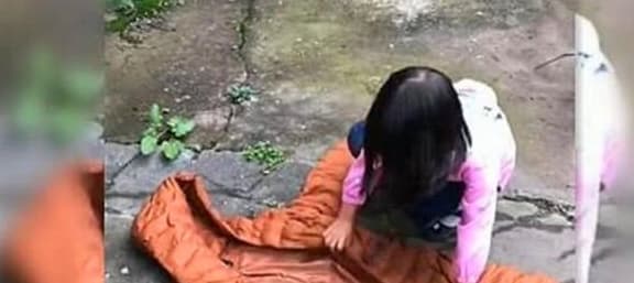 Con gái 5 tuổi ôm áo mẹ đã mất ra sau nhà, bố bí mật theo dõi thì bật khóc - 4