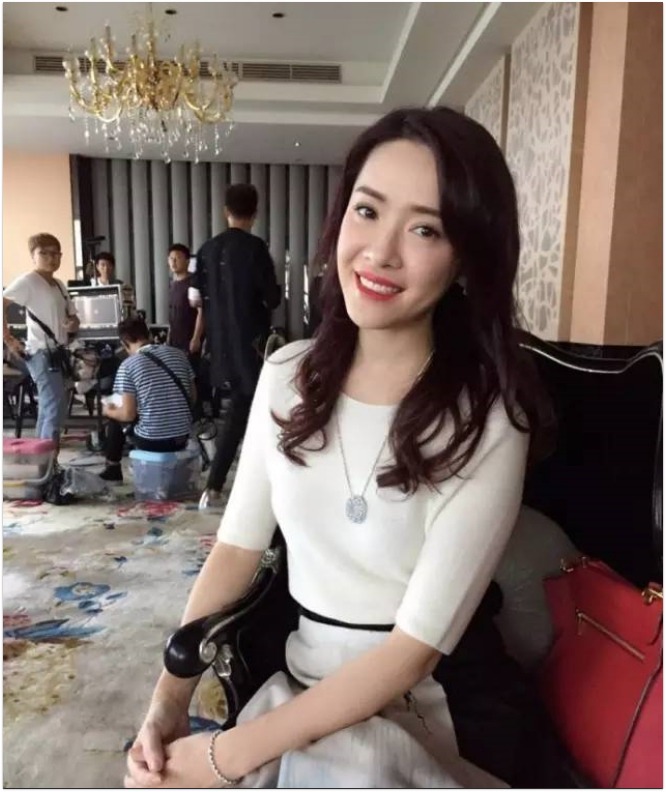 Hướng Hải Lam từng thử sức làm MC dẫn chương trình trước khi trở thành bà chủ cửa hàng trang sức.