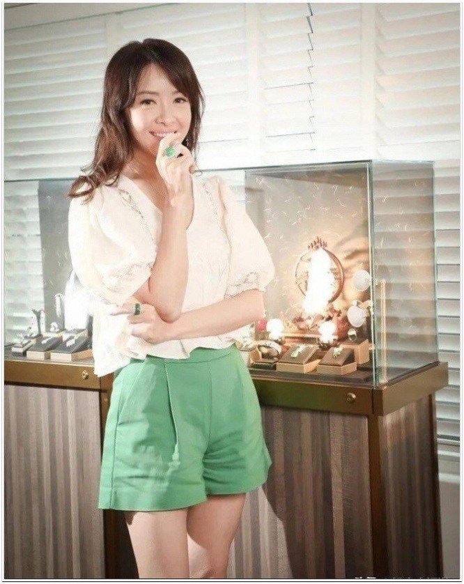 Hướng Hải Lam hiện đang kinh doanh trang sức, bán kim cương.