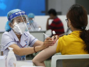 Sức khỏe - Đang bị mắc bệnh lý nền và uống nhiều loại thuốc, tôi có nên tiêm vắc xin phòng COVID-19?