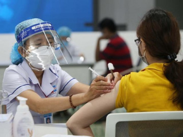 Đang bị mắc bệnh lý nền và uống nhiều loại thuốc, tôi có nên tiêm vắc xin phòng COVID-19?