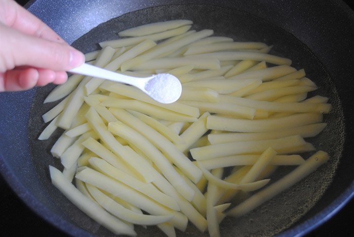 Chiên khoai tây đừng cho ngay vào chảo dầu, thêm bước nữa, khoai giòn tuyệt ngon - 3