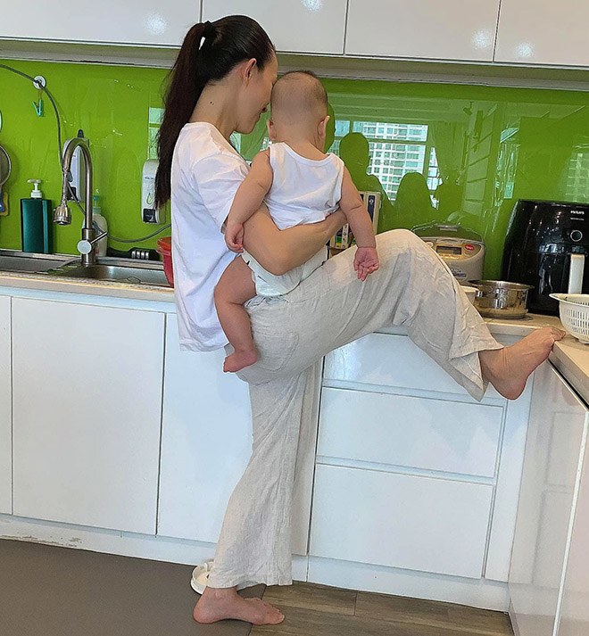 Vợ kém 12 tuổi của Phan Đình Tùng làm mẹ không sướng: Tất bật mỗi ngày, bế con nấu ăn - 1