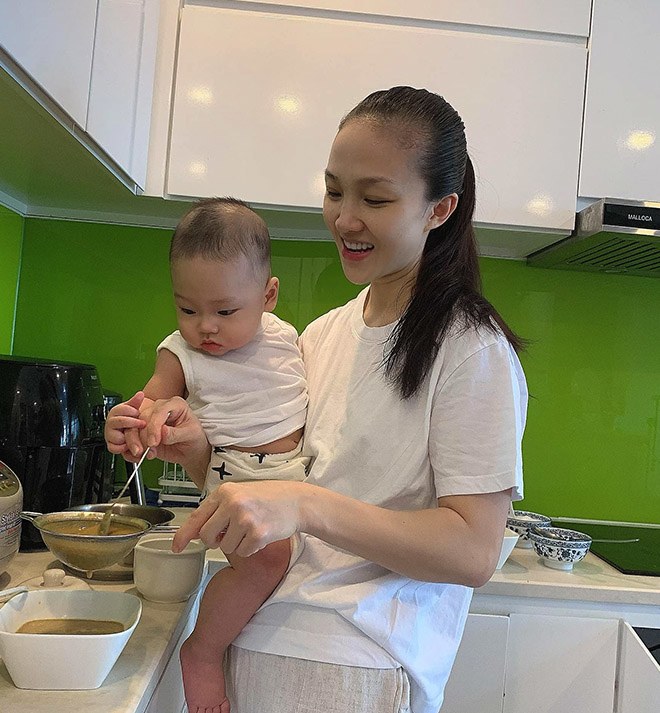 Vợ kém 12 tuổi của Phan Đình Tùng làm mẹ không sướng: Tất bật mỗi ngày, bế con nấu ăn - 4