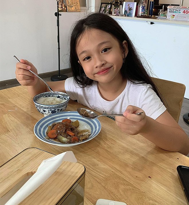 Vợ kém 12 tuổi của Phan Đình Tùng làm mẹ không sướng: Tất bật mỗi ngày, bế con nấu ăn - 6