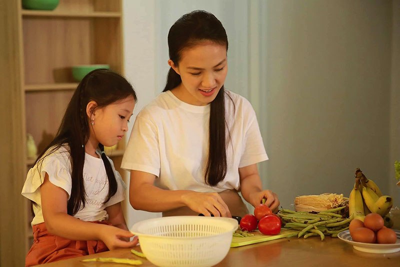 Vợ kém 12 tuổi của Phan Đình Tùng làm mẹ không sướng: Tất bật mỗi ngày, bế con nấu ăn - 10