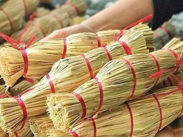 Món ăn trứ danh miền Trung có tên gọi lạ, gói trong rơm khô hút khách sành ăn