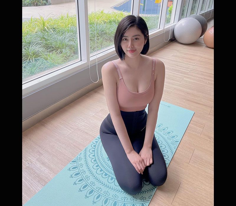 Huỳnh Tiên khoe vòng một khủng trong phòng tập yoga của cô, chiếc áo tập màu nude càng làm tăng sự thu hút cho điểm nổi bật này.

