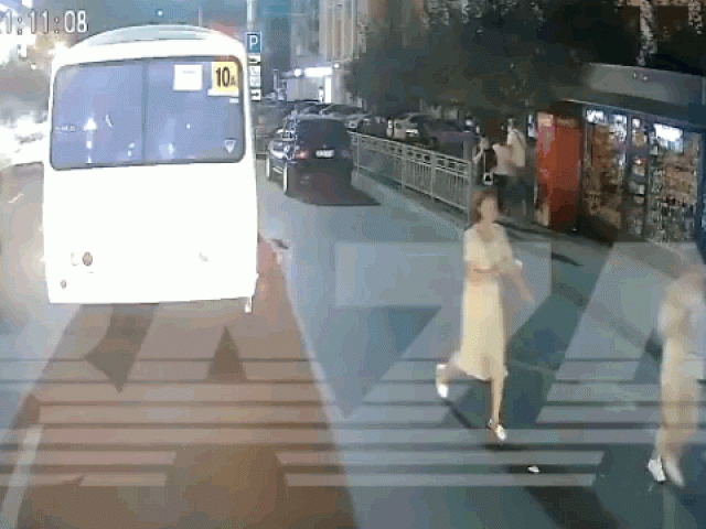 Clip Eva - Clip: Kinh hoàng khoảnh khắc xe buýt bất ngờ phát nổ ngay giữa phố