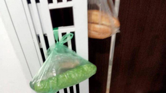 Hàng sẽ được giao trước của nhà mỗi người.