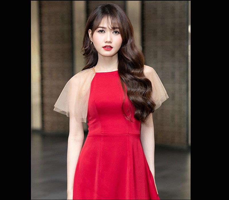 Tốt nghiệp chuyên ngành Ngân hàng, ĐH Hùng Vương TP.HCM, cô nàng 29 tuổi được biết đến nhiều thông qua nhiều vai trò diễn viên, người mẫu ảnh, MC… với ngoại hình xinh đẹp và rạng rỡ. 
