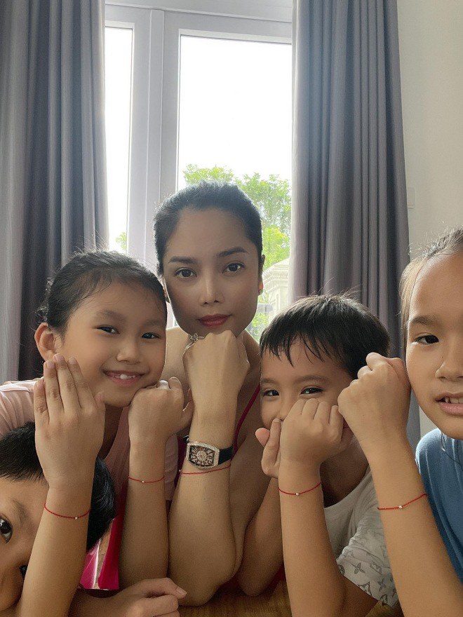 Ngày 28/7, Đặng Thuỳ Giang không ngờ rằng mình có kết quả dương tính với COVID-19. Sau khi cô bị thì đến lượt 2 con gái, rồi chồng, 2 con trai và 6 ngày sau đó đến người cuối cùng trong nhà là cô giúp việc