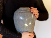 Tin tức - Nhà tang lễ từ chối giao tro cốt của chồng, người vợ bàng hoàng phát hiện sự thật