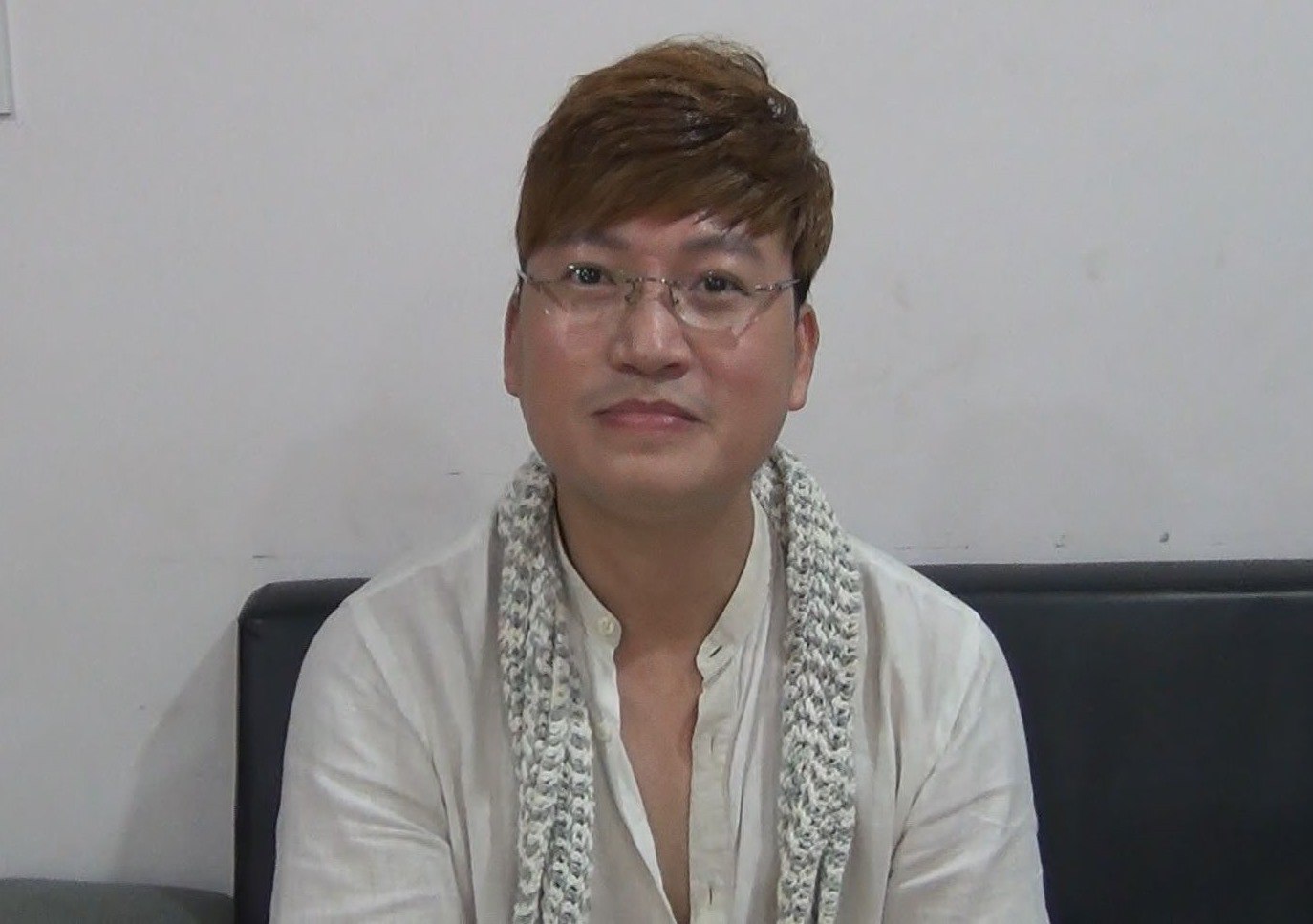 Sỹ Luân trải lòng trong hậu trường chương trình.
